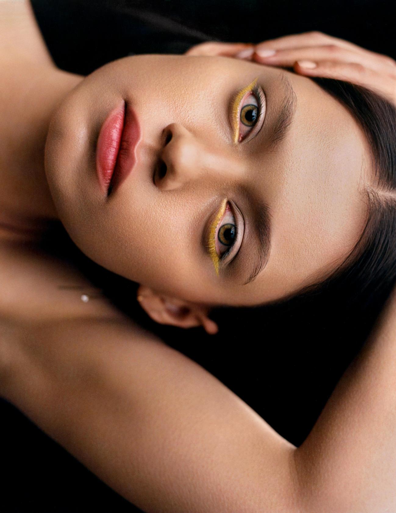 Brincos Infinity Gold em ouro amarelo, KASIA WÓJCIK. Base Backstage Face & Body, no tom 3WO, € 45, DIOR. Sabão de sobrancelhas Soap Brows Extra Strong, WEST BARN CO. Sombra de olhos Retro Glam, no tom Lucy, € 78, NATASHA DENONA. Lápis de olhos Epic Wear Waterproof, no tom 17 Cosmic Yellow, NYX COSMETICS. Batom The Lipstick, no tom 172, € 13,95, 3INA. Lipgloss Clear Lipglass, € 23, MAC.