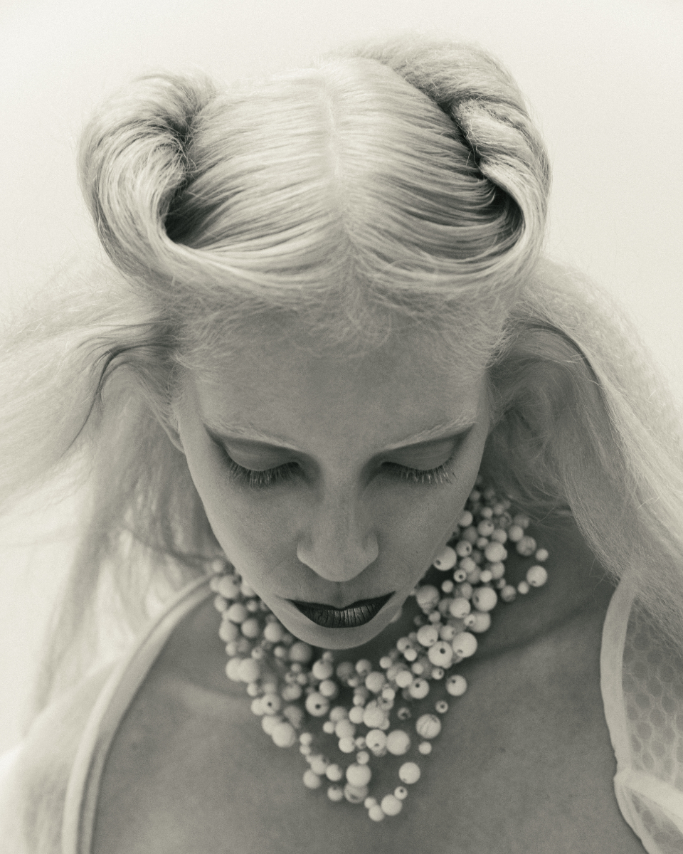 Mylena: vestido, PENHA MAIA. Colar, VIRGINIA CAVALHEIRO. Botas, da produção. 