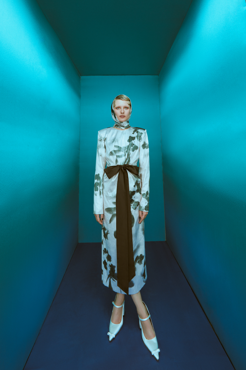 Vestido e lenço, HUISHAN ZHANG. Sapatos, SHUSHU TONG.