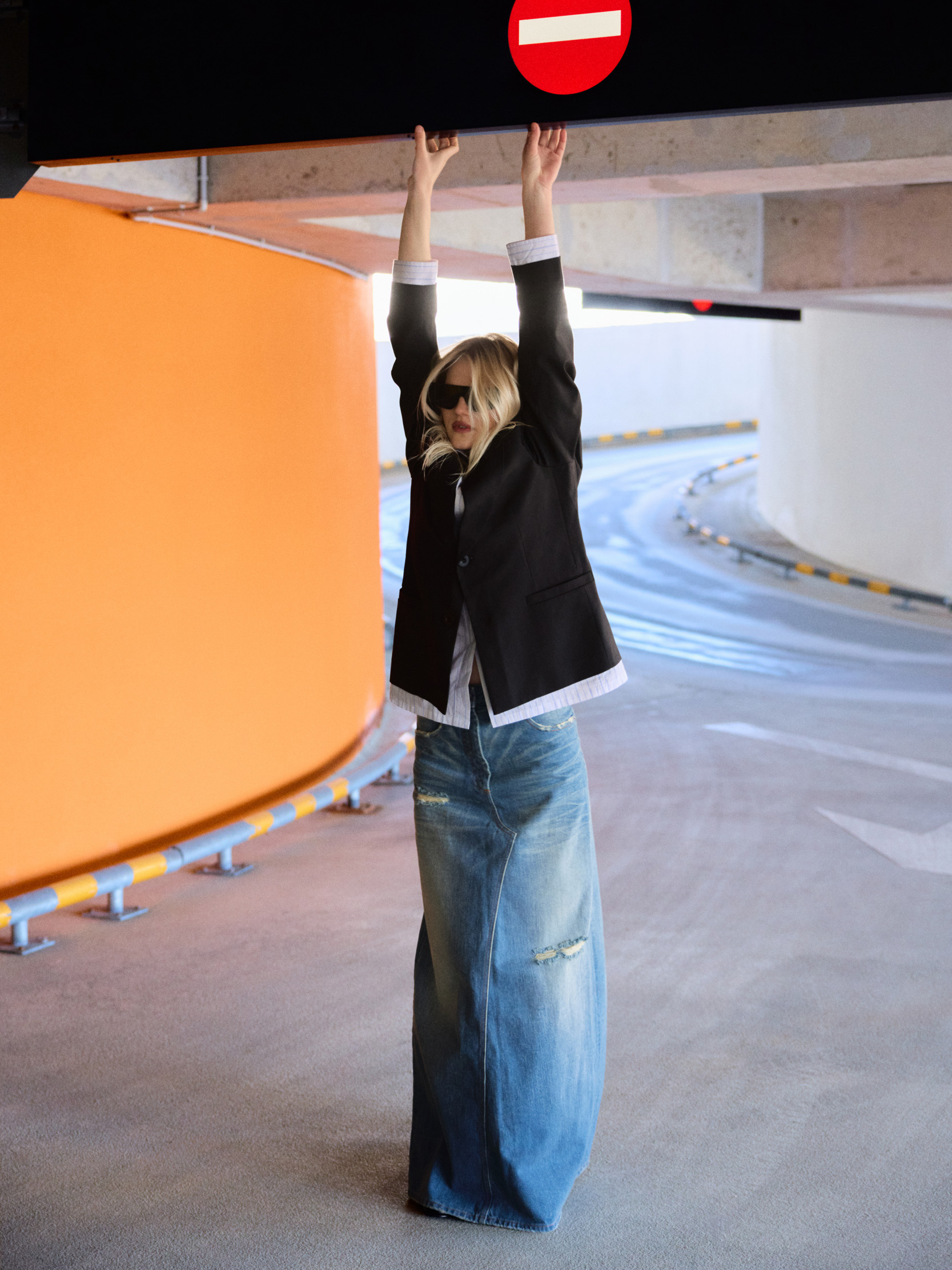 Casaco, KIDSUPER. Saia, MM6 MAISON MARGIELA. Óculos de sol, RICK OWENS. Botas, MAAG.