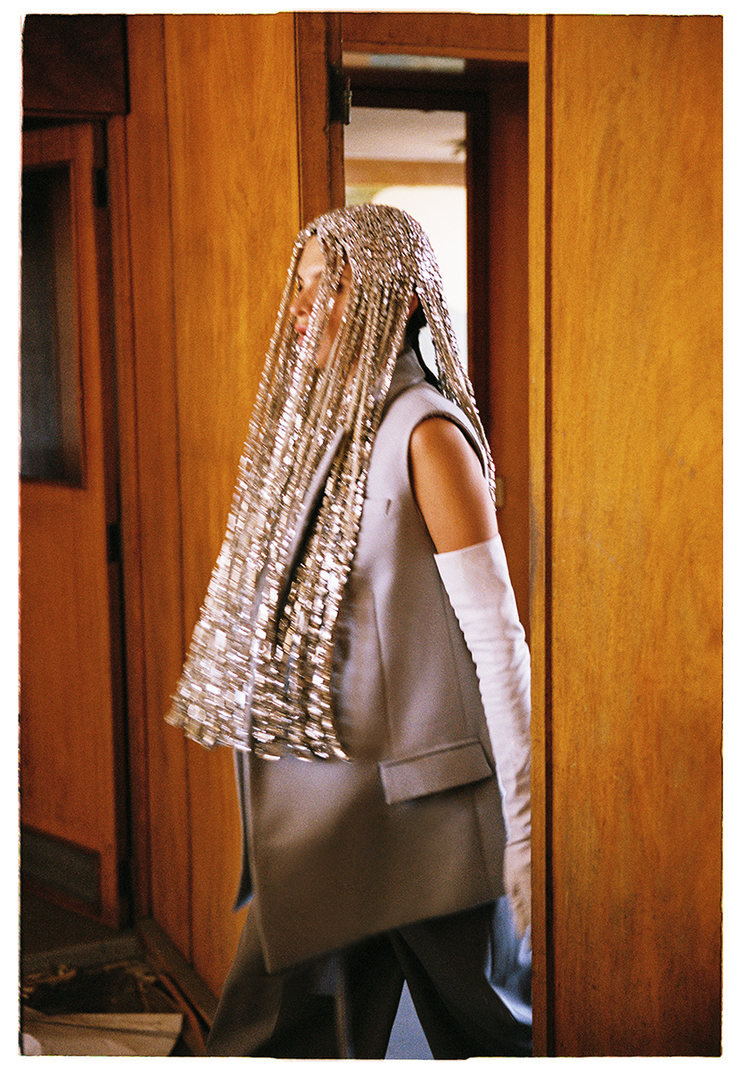 Colete, calções, headpiece e luvas, tudo VALENTINO ALTA-COSTURA.