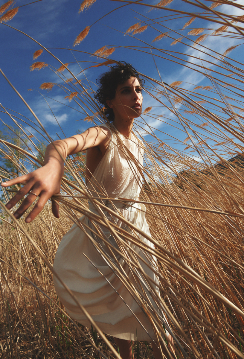 Vestido, FERRAGAMO. Cinto, JIVOMIR DOMOUSTCHIEV.