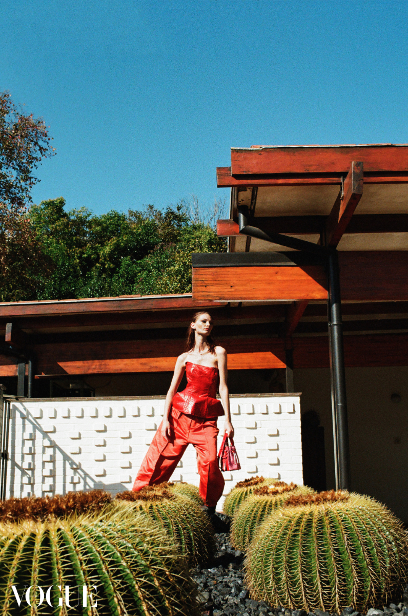 Bethany: corset e calças, VIVIERS STUDIO. Carteira, VIVIERS STUDIO X CAPE COBRA LEATHERCRAFT.