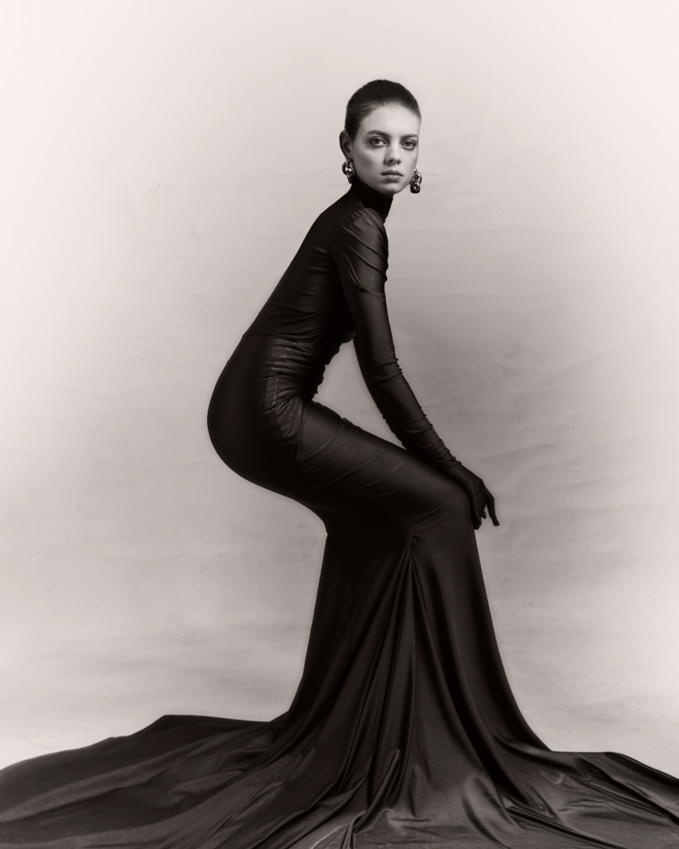 Vestido, MICHAEL COSTELLO. Brincos, PAULA MENDOZA.