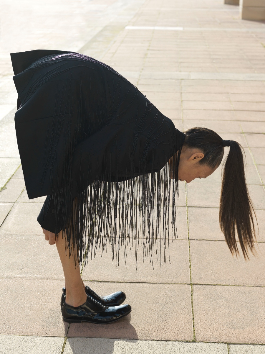 Casaco, GIADA. Sapatos, COMME DES GARÇONS.