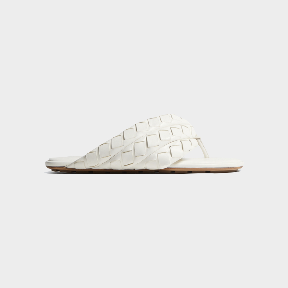 Sandálias Salsa, € 990, Bottega Veneta.