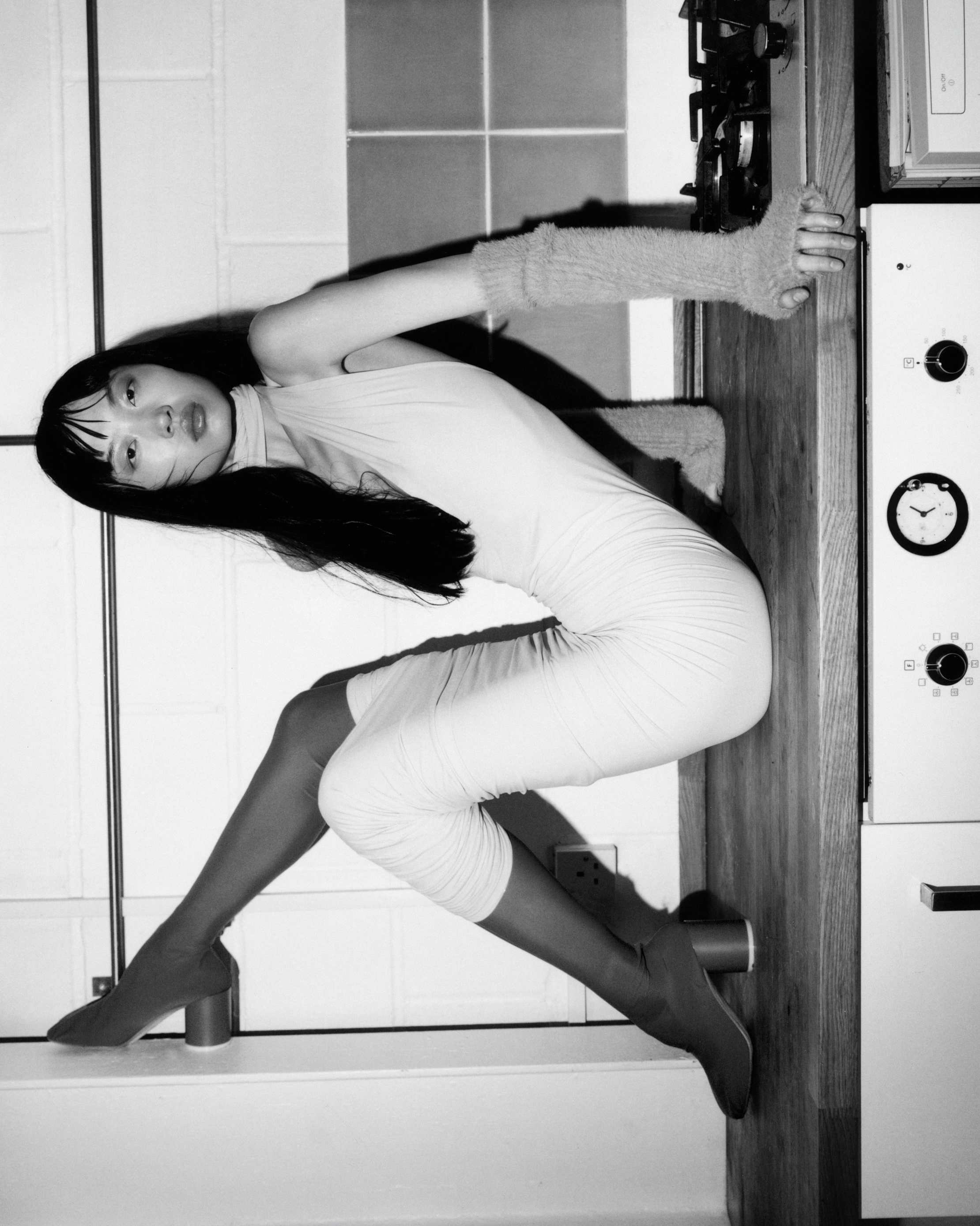 Miao: vestido, luvas e botas, tudo MM6 MAISON MARGIELAMiao: vestido, SAINT LAURENT BY ANTHONY VACCARELLO.