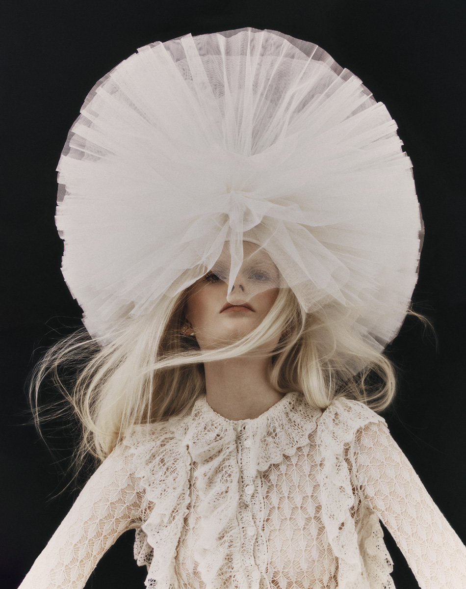Carla: vestido, ISABEL SANCHIS; Litja: vestido, DIOR. Headpiece, BALEL para LUIS BERRENDERO.