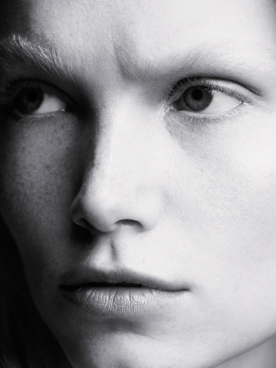 Vestido, ATU BODY COUTURE. Sapatos, JIL SANDER.