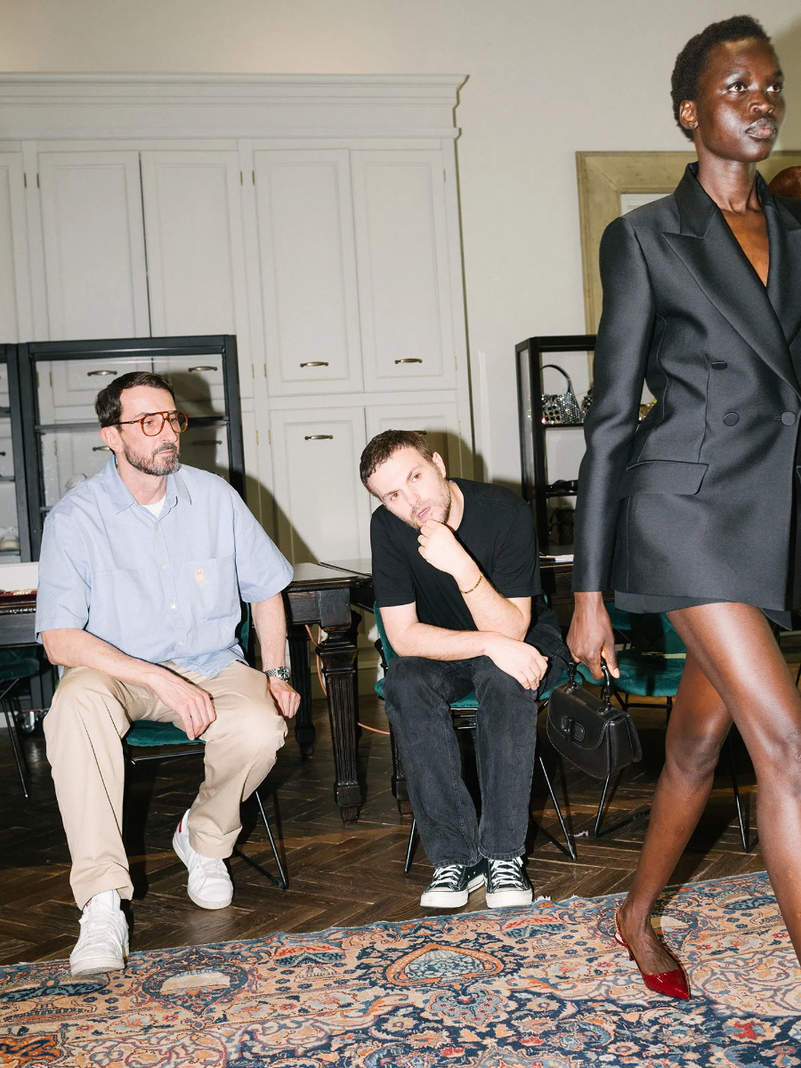 De Sarno sentado com Remo Macco, veterano da Gucci nomeado studio design director no ano passado, durante uma prova.