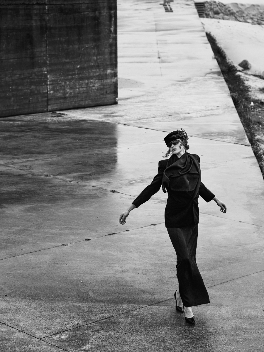 Blazer, SAINT LAURENT BY ANTHONY VACCARELLO. Vestido, 2B. Chapéu, LEMONADE COLLECTIVE. Óculos de sol, MISBHV Sapatos, THE ATTICO.