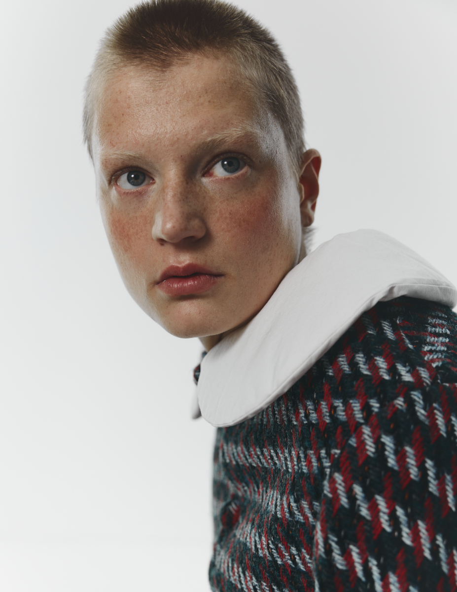 Casaco, ALEKSANDER KUDRISCHOW. Meias, FALKE. Sapatos, ACNE STUDIOS. Casaco, ALEKSANDER KUDRISCHOW. Meias, FALKE. Sapatos, ACNE STUDIOS.