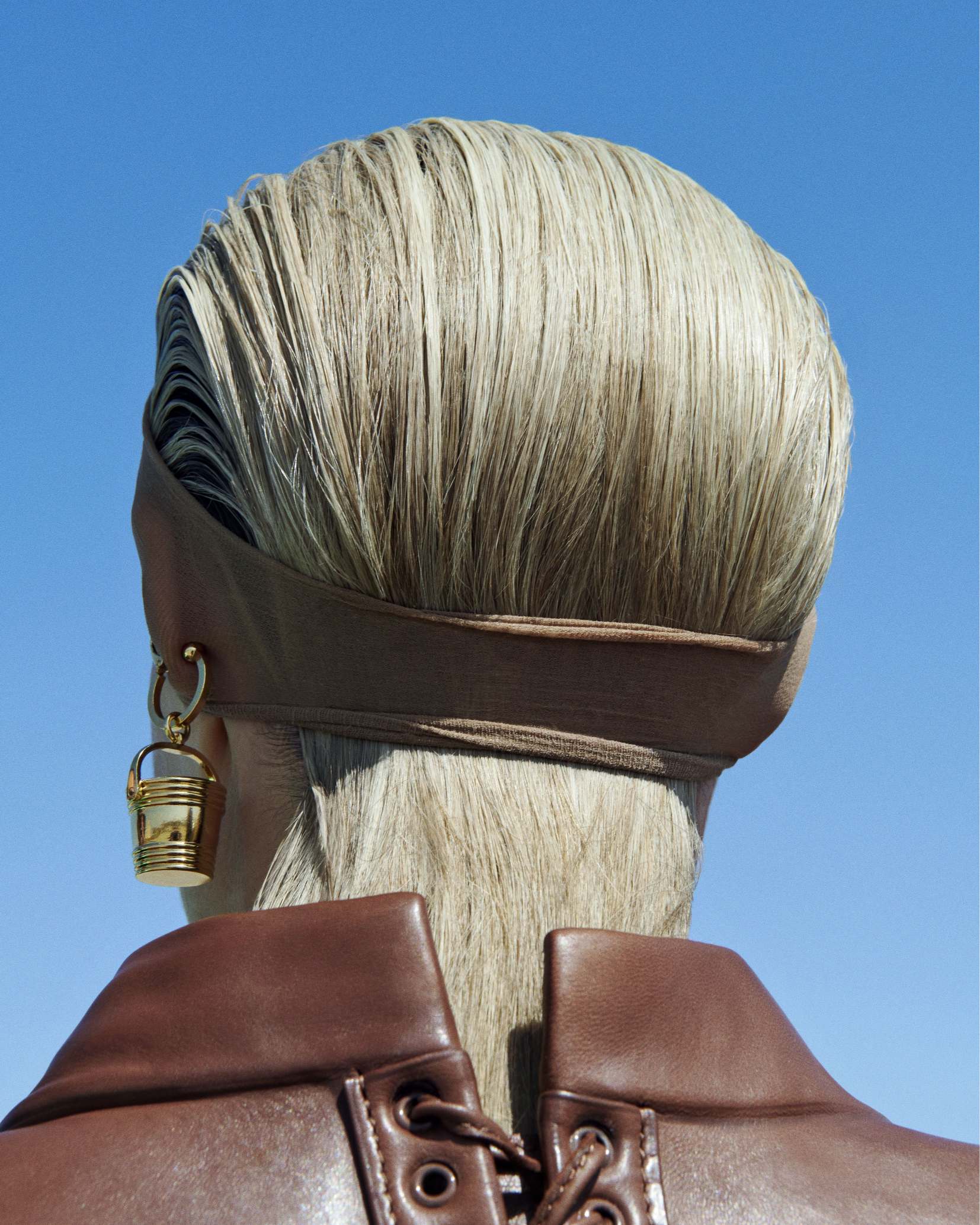 Casaco, calças, brinco, pulseira e botas, tudo JEAN PAUL GAULTIER ALTA-COSTURA BY OLIVIER ROUSTEING. Headband, da produção.