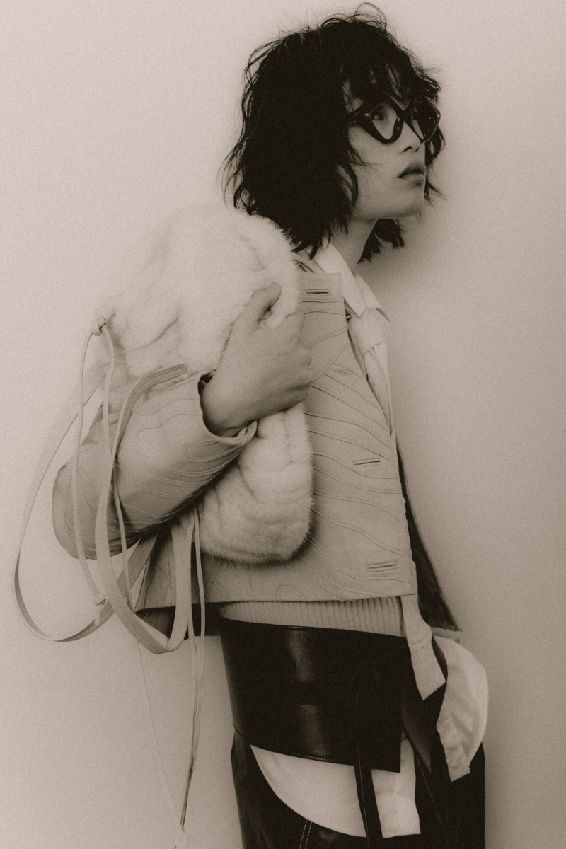 Casaco, calções e carteira, tudo SIMORRA. Casaco, ALPHATAURI. Camisa, CASA OTRURA.Óculos, LATELIER OPTICA. Anel, PAULET. Cinto, CASONÁ. Meias, da produção. Sapatos, MARINA RINALDI.