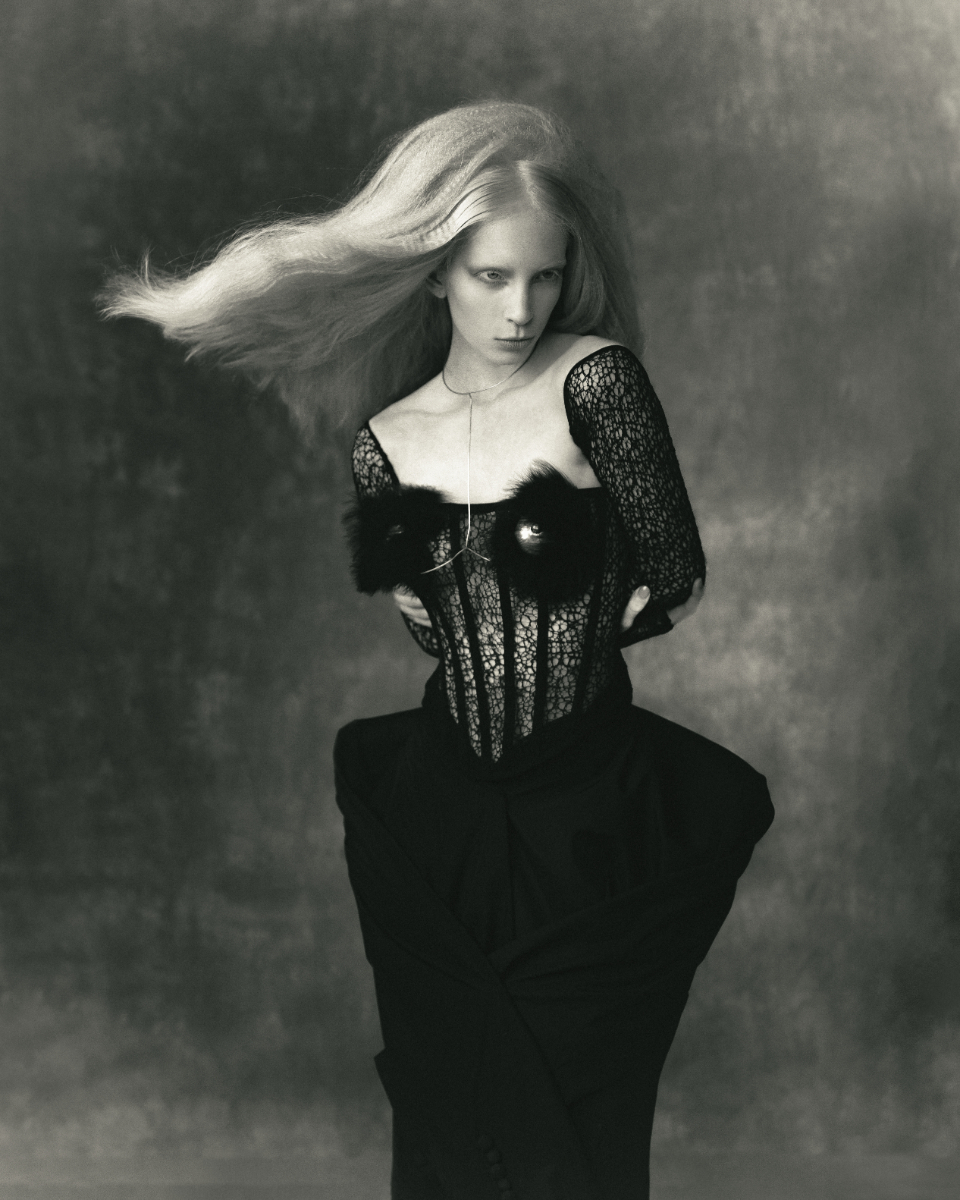 Mylena: corset e luvas, I LIKE IT. Blazer (usado nas ancas) e saia, ATELIER ROGER COUTINHO. Soutien, CAIO MOTA.