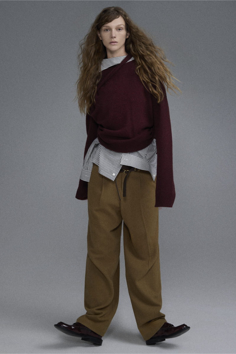 Top, vestido e cinto, tudo JIL SANDER; Camisola, camisa, calças e cinto, tudo ISSEY MIYAKE.