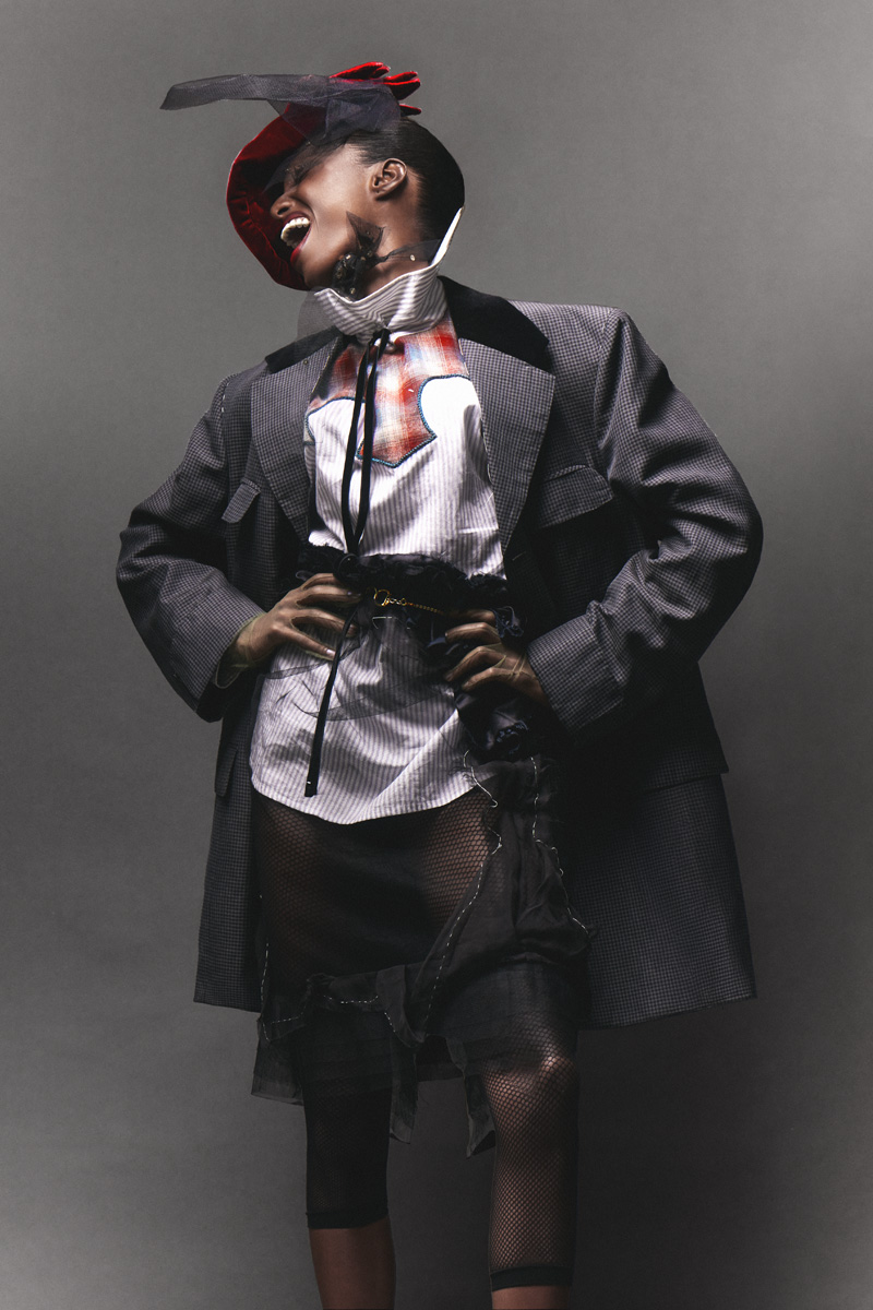 Blazer, camisa, saia, headpiece, luvas e collants, tudo MAISON MARGIELA. Lápis de lábios, no tom 760 Favorite, € 30, e batom Rouge Dior Forever, no tom 720 Icone Satin Finish, € 45, ambos DIOR.