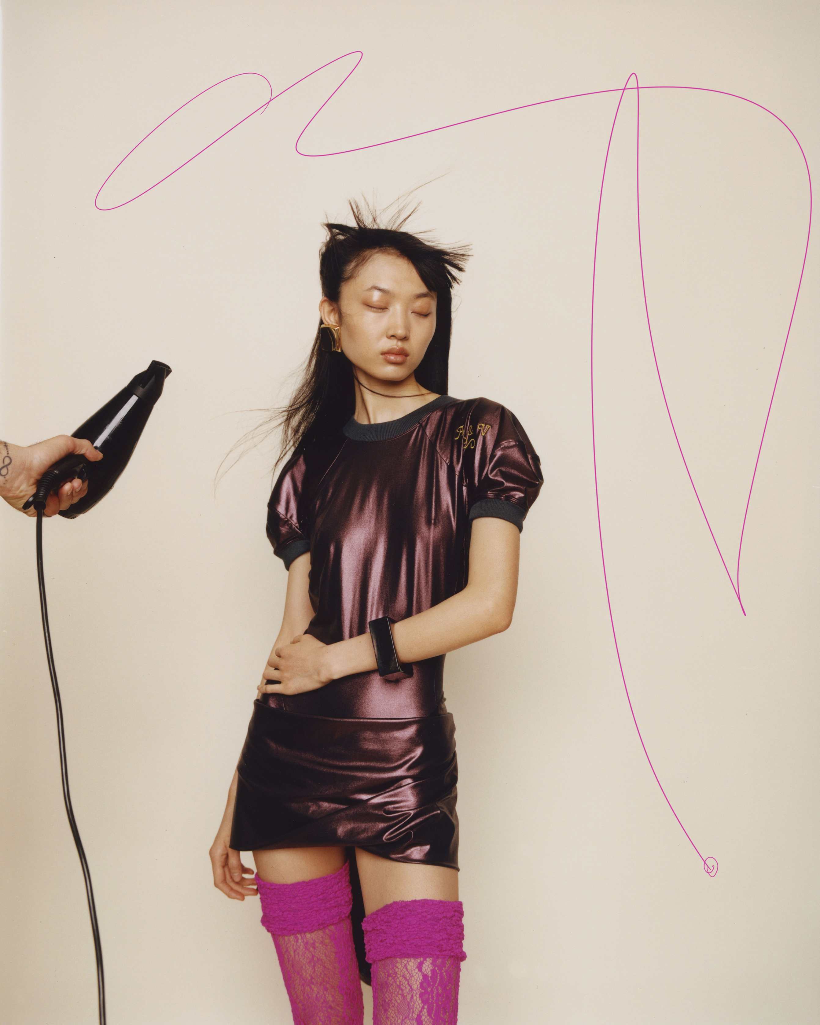 Miao: vestido e meias, ANDREAS KRONTHALER FOR VIVIENNE WESTWOOD. Brincos, SAINT LAURENT BY ANTHONY VACCARELLO. Pulseira, AMANDA JOHANNE LINDE.