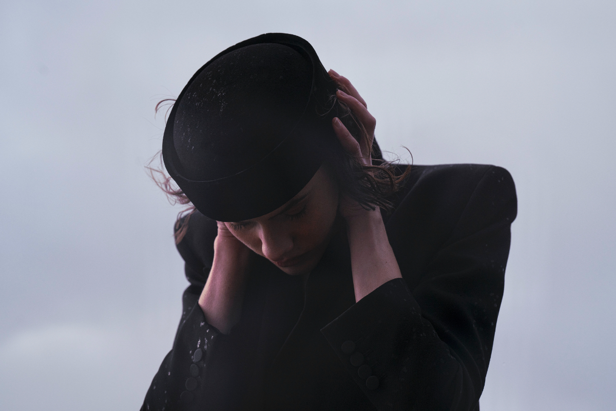 Casaco, NOPIN. Luvas, SAINT LAURENT BY ANTHONY VACCARELLO. Meias, FALKE. Sapatos, BAGGLEY MISCHKA.