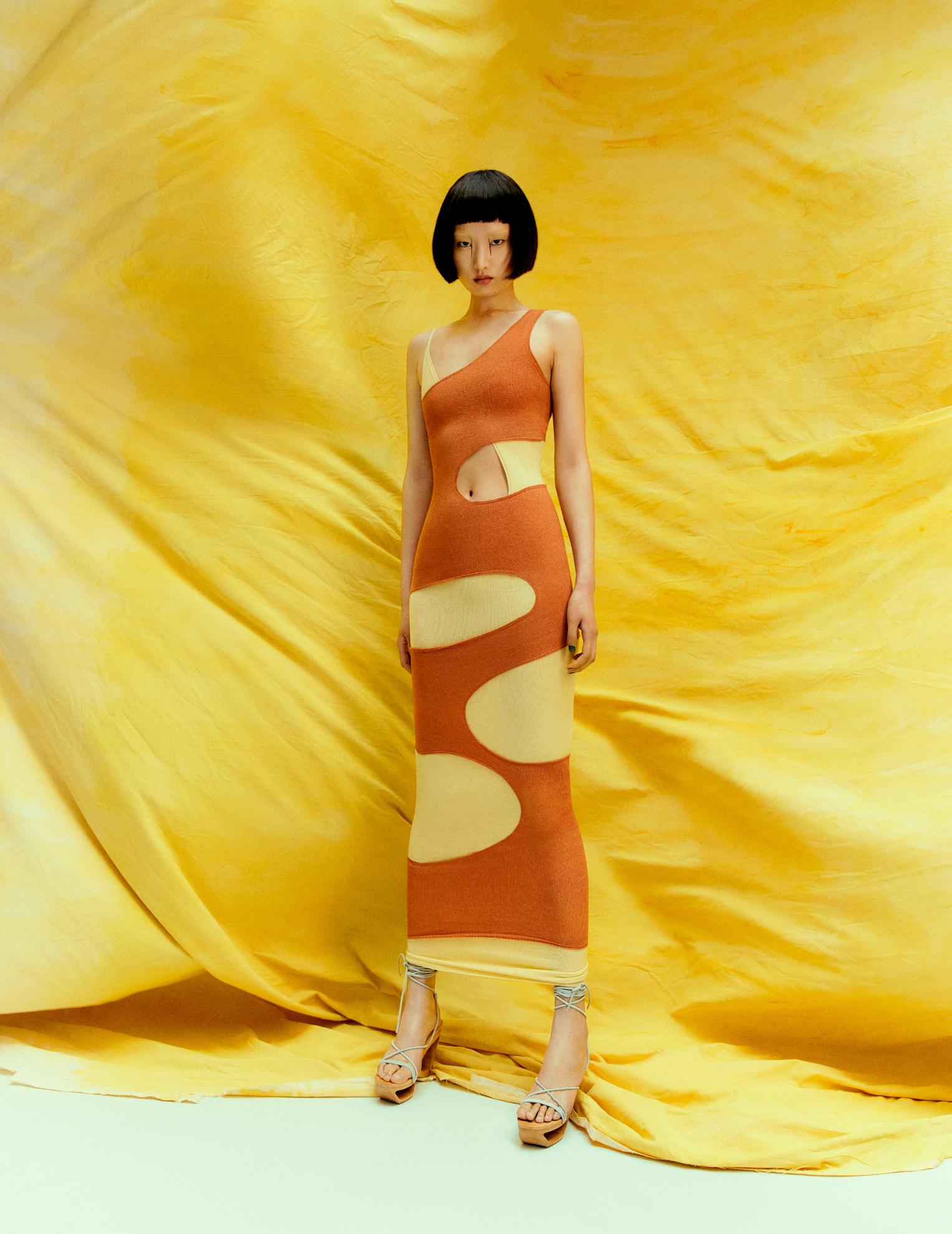 Wang: vestido, ISA BOULDER. Sandálias, ISABEL MARANT.
