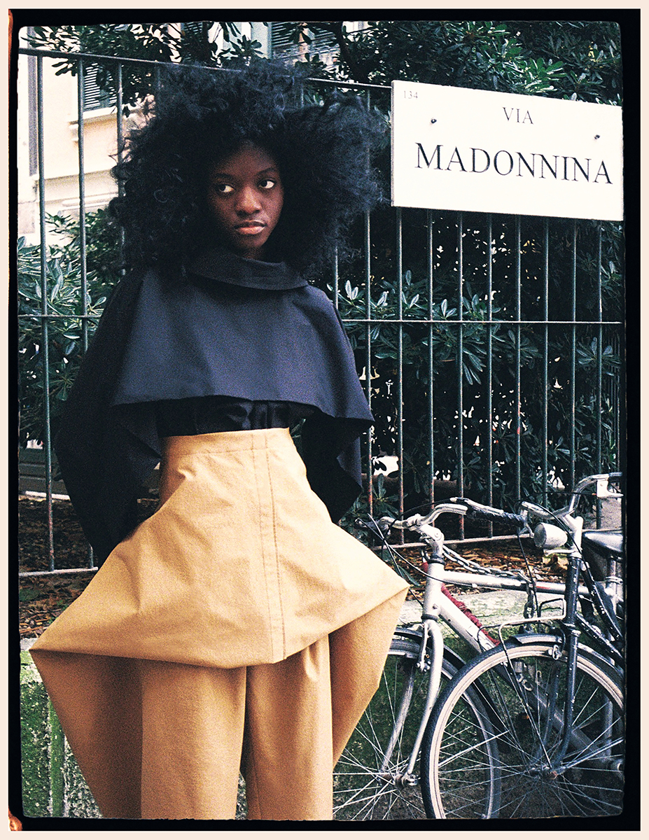 Blusa e calças, ISSEY MIYAKE.