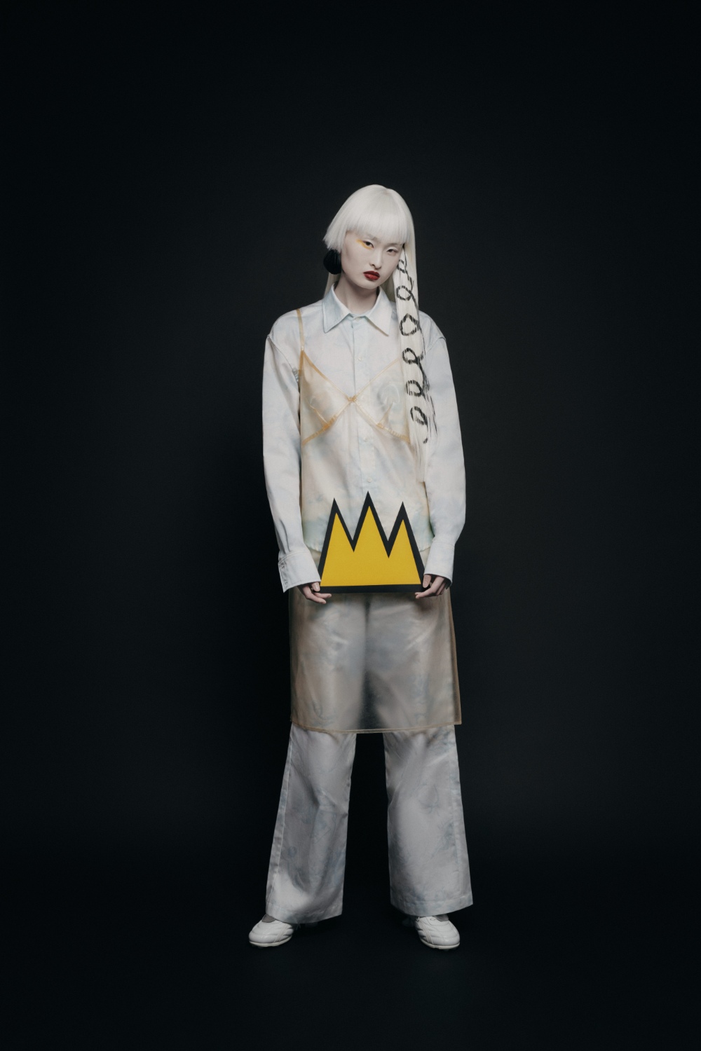 Gu: vestido, MILAGROS PEREDA. Camisa e calças, KAMAD PARIS. Sapatos, EMPTY BEHAVIOR. Brincos, CHOCHENG.