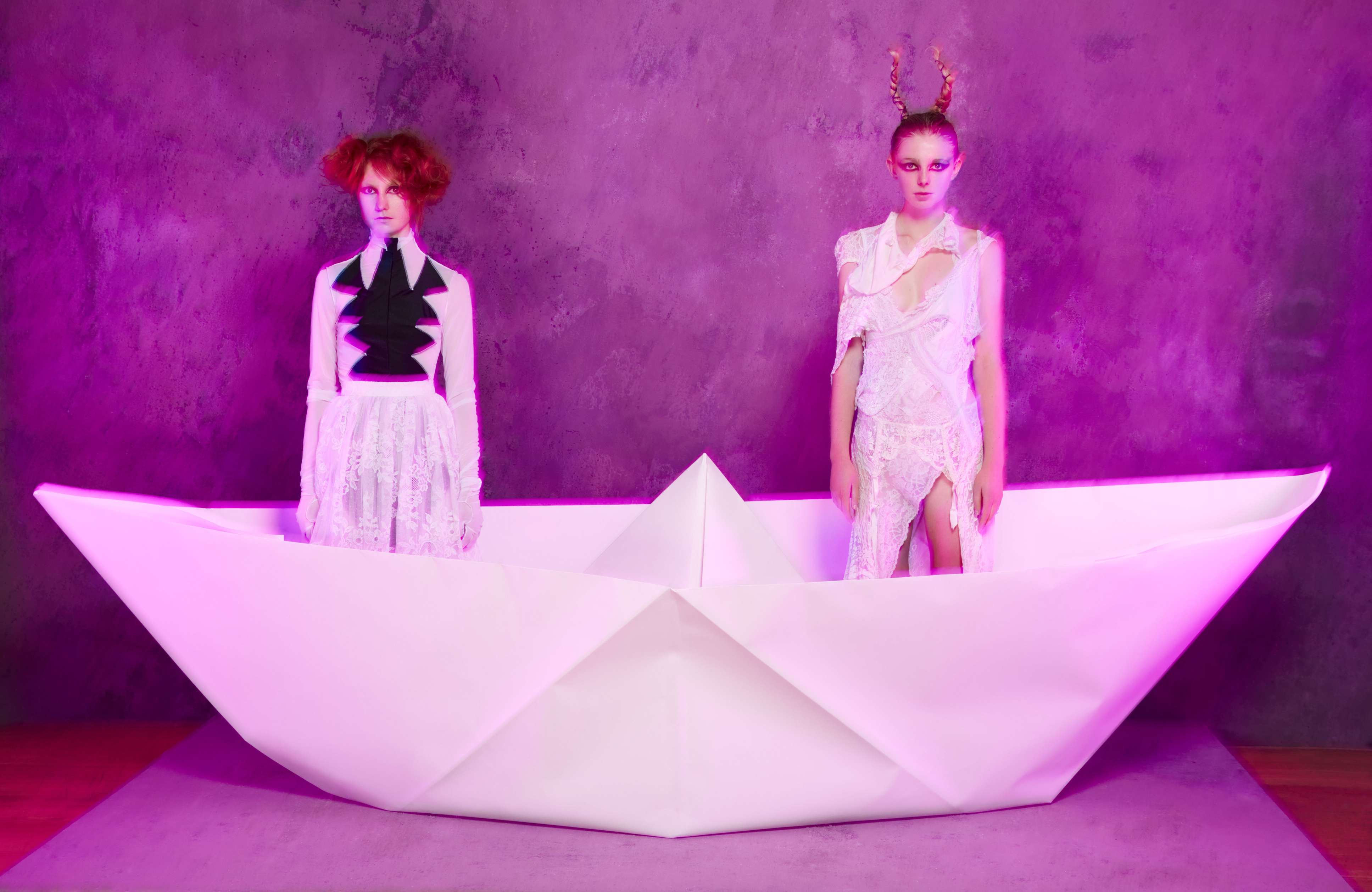 Jessica: vestido, CEM CINAR. Saia, CHANEL. Flo: vestido, SINI SAAVALA.