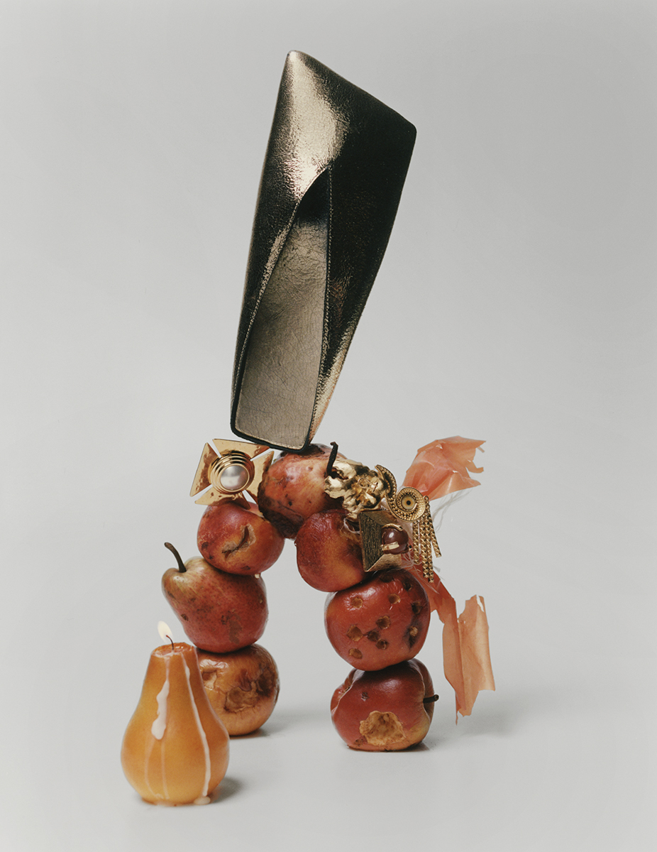 Mules, UMA WANG. Da esquerda para a direita: brincos, SAINT LAURENT BY ANTHONY VACCARELLO. Brinco Pansy Curtain, SCHIAPARELLI.
