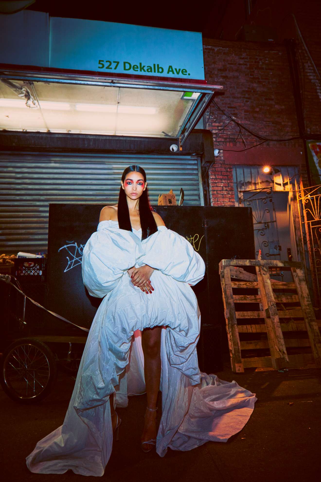 Vestido, OFF WHITE. Sapatos, SAINT LAURENT BY ANTHONY VACCARELLO.