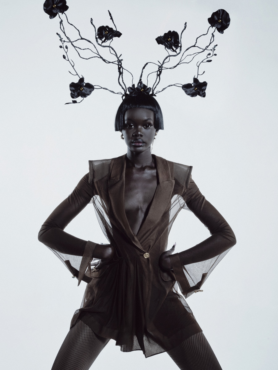 Casaco, SCHIAPARELLI. Headpiece, VERONICA MARUCCI. Brincos e anéis, ALAN CROCETTI. Collants, CALZEDONIA.