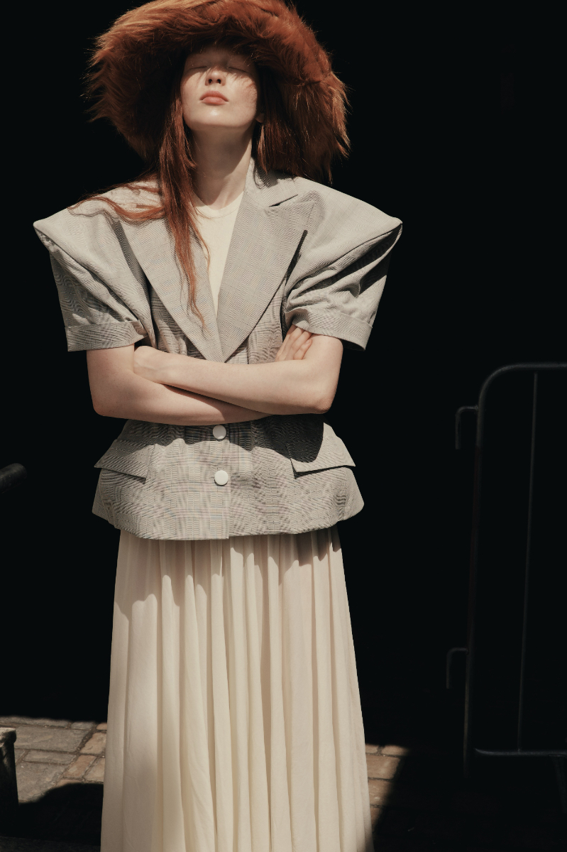 Blazer, Martyna Karolak. Vestido, Philosophy di Lorenzo Serafini. Chapéu, Ruslan Baginskiy.
