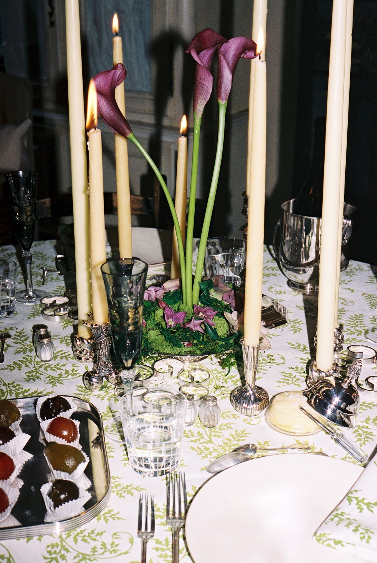 “O que interessa é a forma como o ambiente evolui ao longo da noite,” diz Newman. Os frutos glacé da Fortnum and Mason dão um toque extravagante à decoração de mesa.