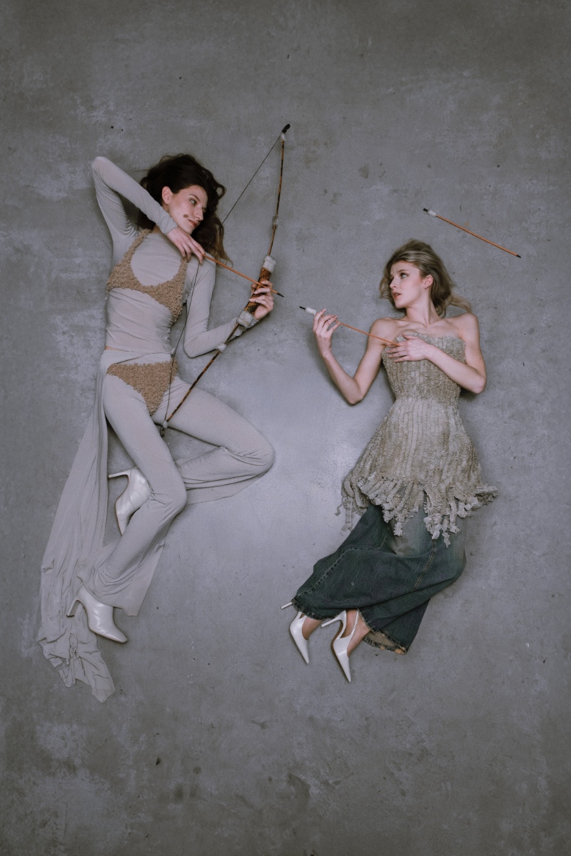 Giulia: bodysuit, TOMMASO RICCIARDI. Soutien e cuecas, GIULIA GAGLIARDI. Botas, da produção. Anais: vestido, SHARON PACITTO. Saia, STEFANO SALVATI. Sapatos, da produção; Giulia: top e cuecas, ANNA BORRIELLI. Casaco, GIULIA GAGLIARDI. Meias e sapatos, da produção. Anais: casaco e sapatos, TOMMASO RICCIARDI. Top, óculos de sol, earcuff e collants, tudo da produção. Calções, ERSILIA.