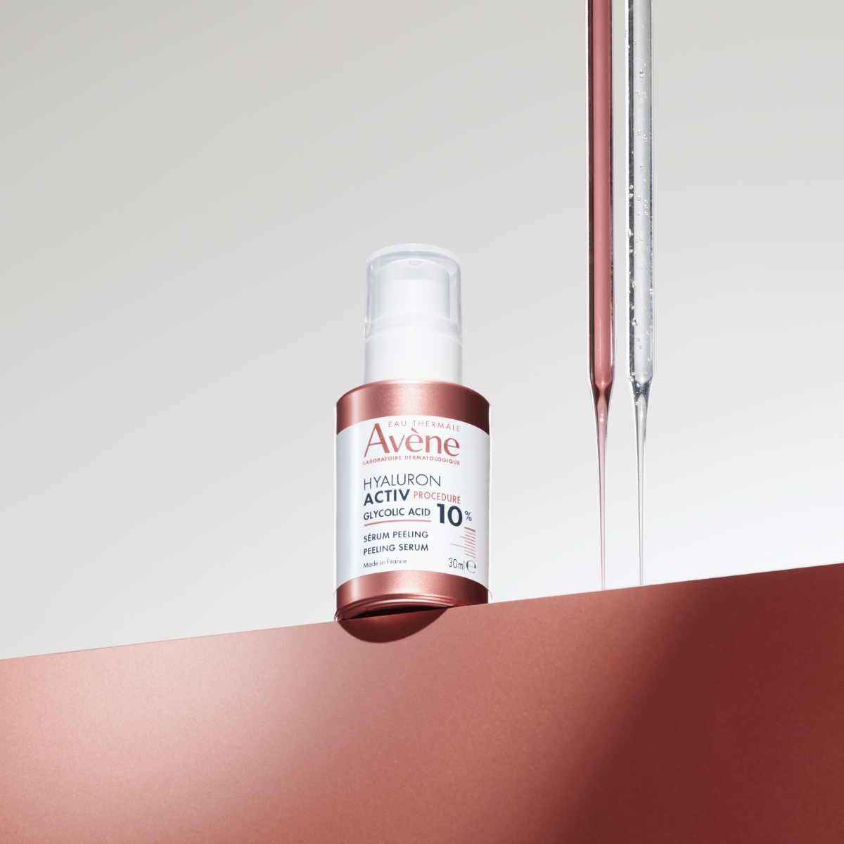 Este sérum peeling, € 63,95, é uma das novidades da gama Hyaluron Activ Procedure: criada em 2025, traz os mais recentes avanços da dermatologia estética para a dermocosmética e é reflexo da experiência médica em cuidados de pele dos Laboratórios Dermatológicos Avène.
