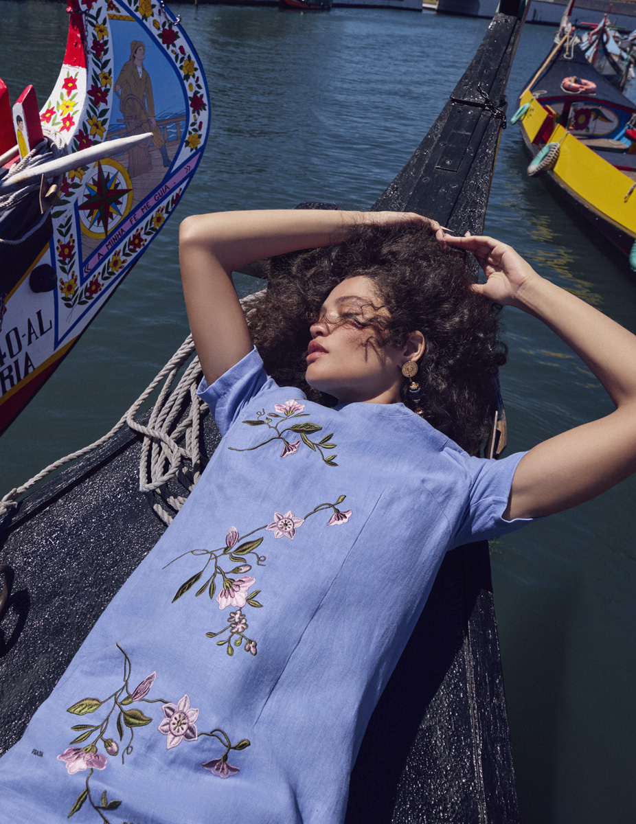 Vestido, PRADA. Brincos, ANTIC TONIC.