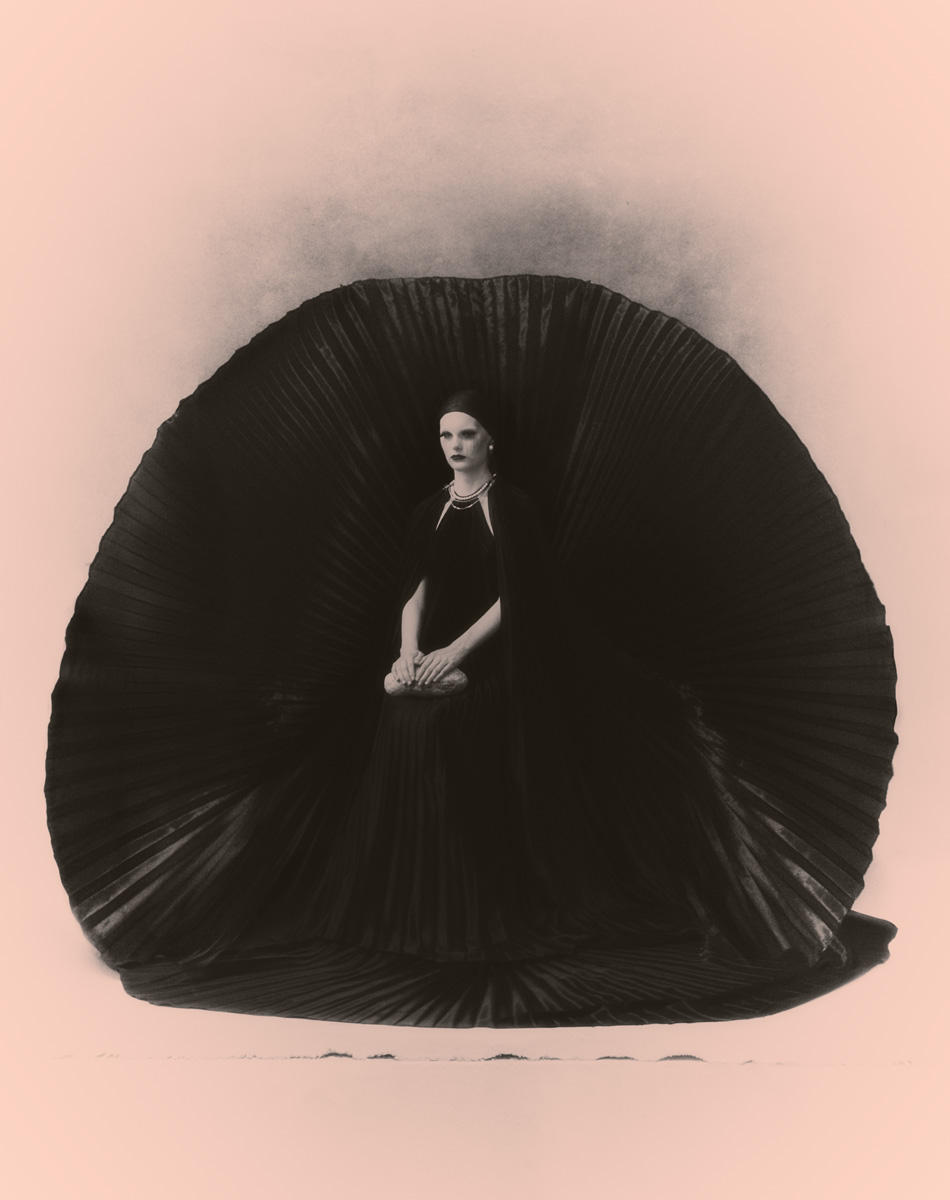 Carla: casaco e saia, ALAÏA; Litja: vestido, MICHAEL COSTELLO. Headpiece, brincos e colar, tudo CHANEL. Carla: casaco e saia, ALAÏA; Litja: vestido, MICHAEL COSTELLO. Headpiece, brincos e colar, tudo CHANEL.