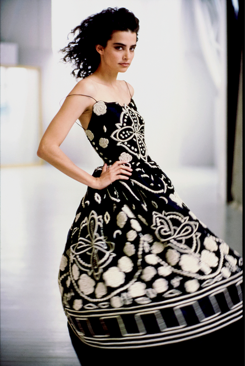 Atriz Jennifer Rubin em top e saia Giorgio Armani, Vogue, January 1989