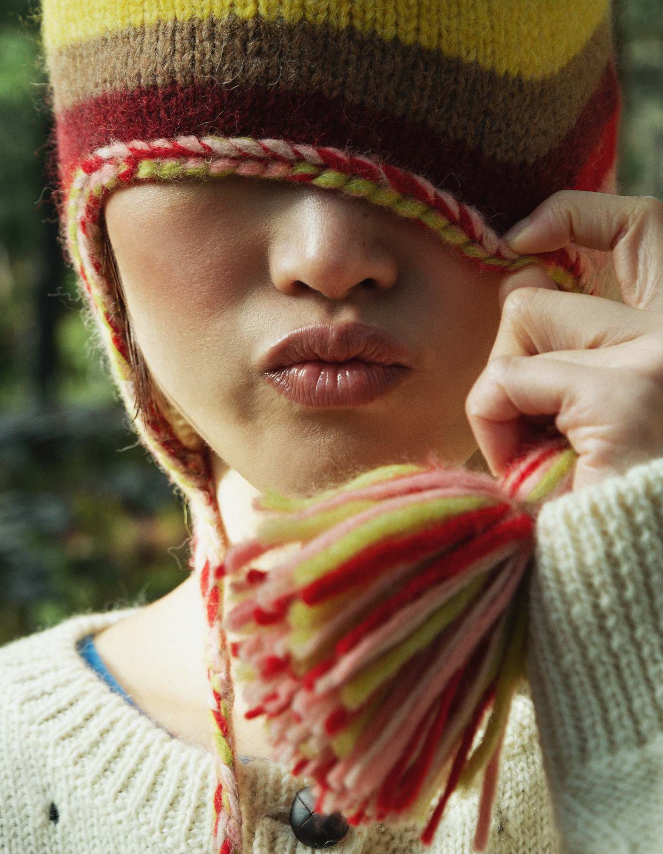 Casaco, MOLLY GODDARD. Gorro, ALANUI.