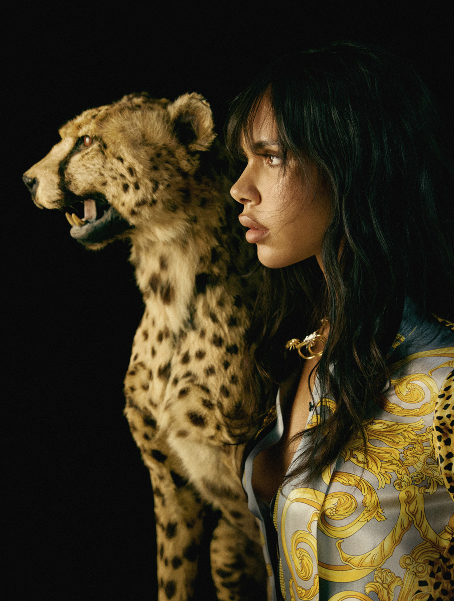 Camisa, VERSACE. Colar, ECH JEWELRY.