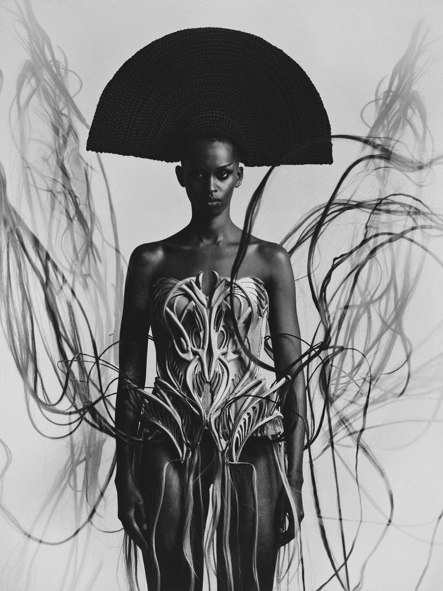 Nella: vestido, IRIS VAN HERPEN ALTA-COSTURA. Brinco Climber em ouro amarelo com safiras, diamantes e espinela, BIBI VAN DER VELDEN.