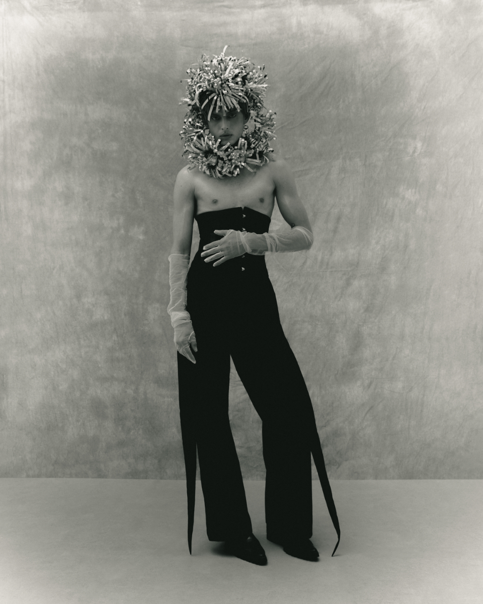 Oliver: corset, da produção. Calças, ATELIER ROGER COUTINHO. Headpiece, CAIO MOTA . Luvas, A.ROLÊ.  Botas, CORCEL SHOP.