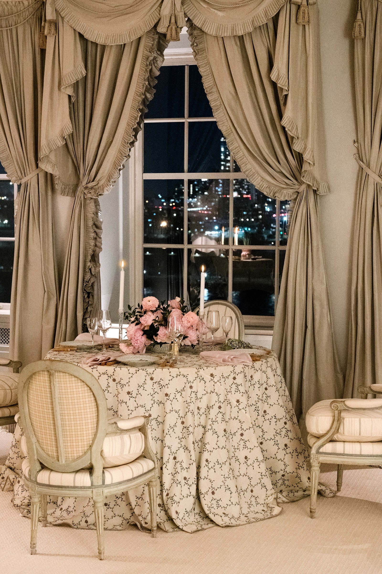 Blair tem um fascínio com esculturas botânicas pintadas, que dispõe ao longo do seu apartamento. As flores são frescas, da Zeze, uma florista célebre no Upper East Side de Nova Iorque. Blair tem um fascínio com esculturas botânicas pintadas, que dispõe ao longo do seu apartamento. As flores são frescas, da Zeze, uma florista célebre no Upper East Side de Nova Iorque.