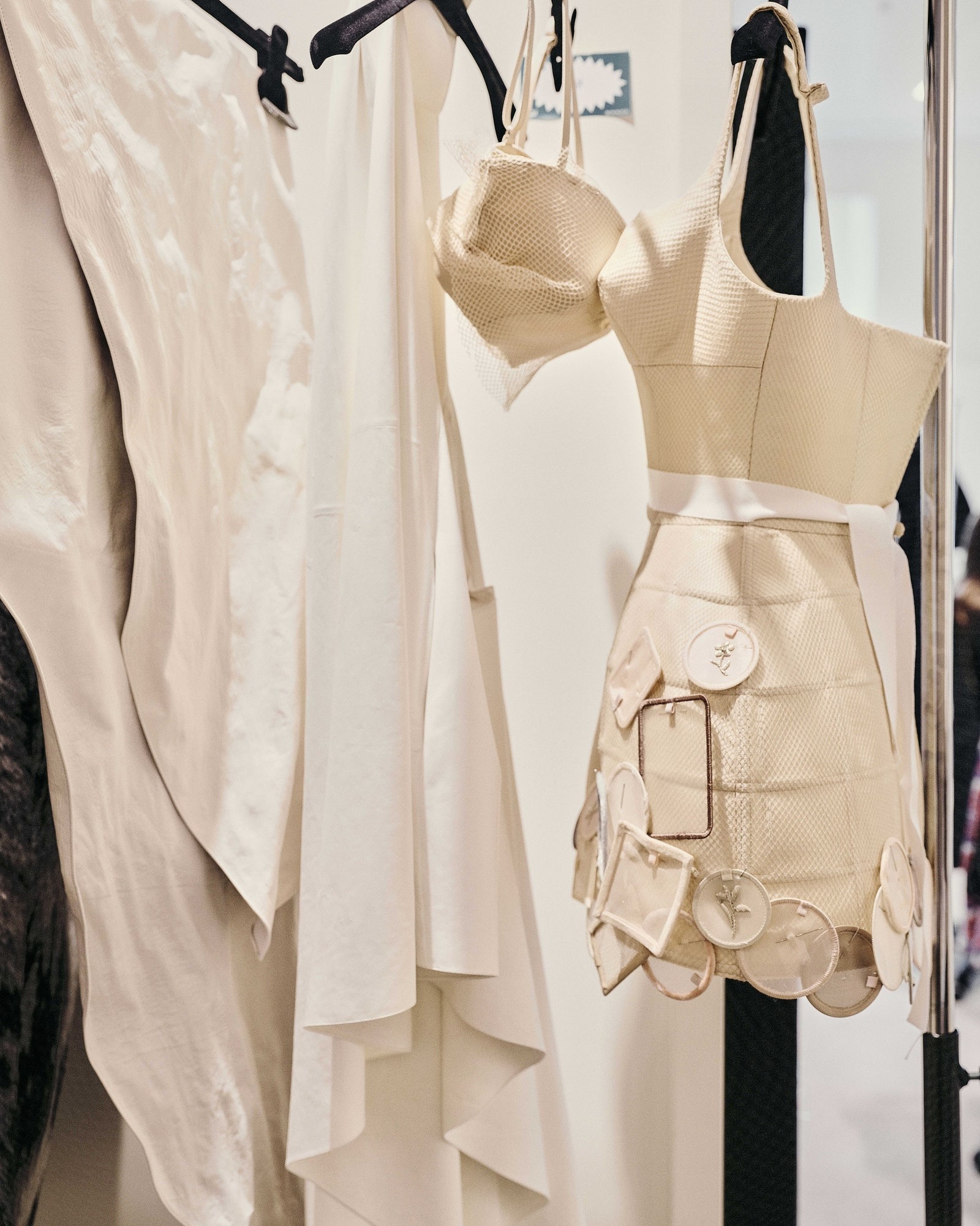 Uma antevisão da nova coleção. Os vestidos parecem feitos para desafiar a gravidade, bolas de tule sem alças e vestidos “super, super-mini” cortados, sem qualquer ornamentação. Uma antevisão da nova coleção. Os vestidos parecem feitos para desafiar a gravidade, bolas de tule sem alças e vestidos “super, super-mini” cortados, sem qualquer ornamentação.