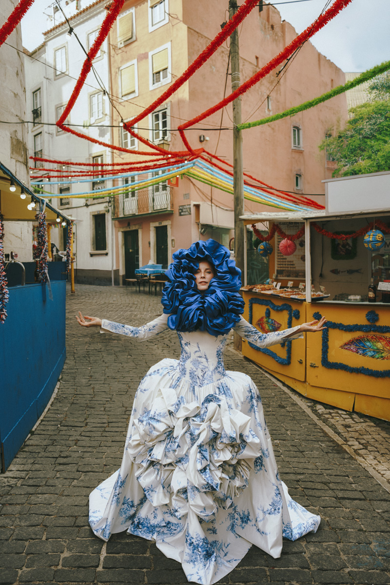 Vestido e headpiece, MARIANO MORENO.