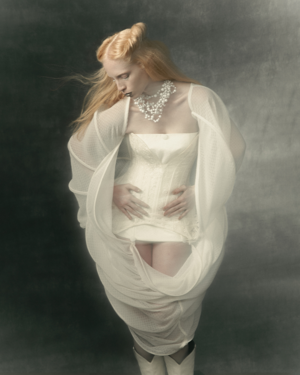 Mylena: vestido, PENHA MAIA. Colar, VIRGINIA CAVALHEIRO. Botas, da produção.