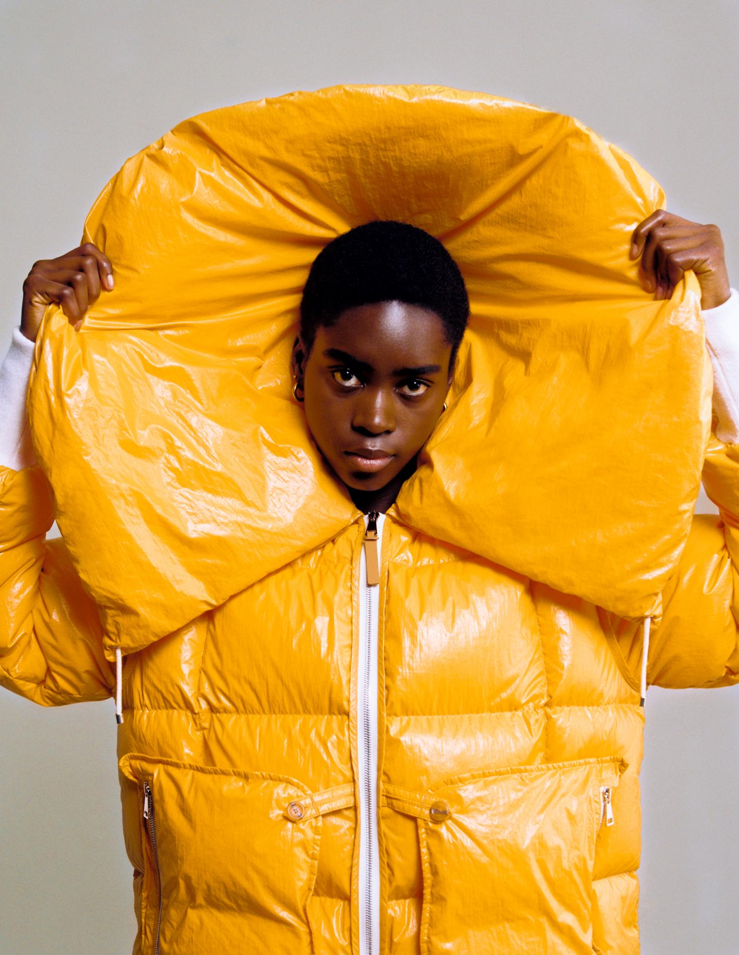 Tomiwa: casaco, 2 MONCLER 1952. Calças, NORTH HILL. Brincos vintage, da produção. Tomiwa: casaco, 2 MONCLER 1952. Calças, NORTH HILL. Brincos vintage, da produção.