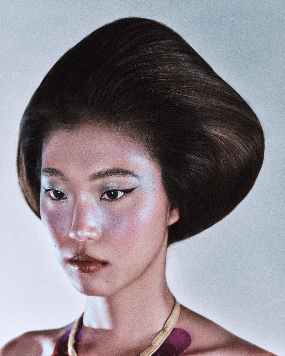 Vestido,  AVARO FIGLIO. Colar, AGGLOMERATI.