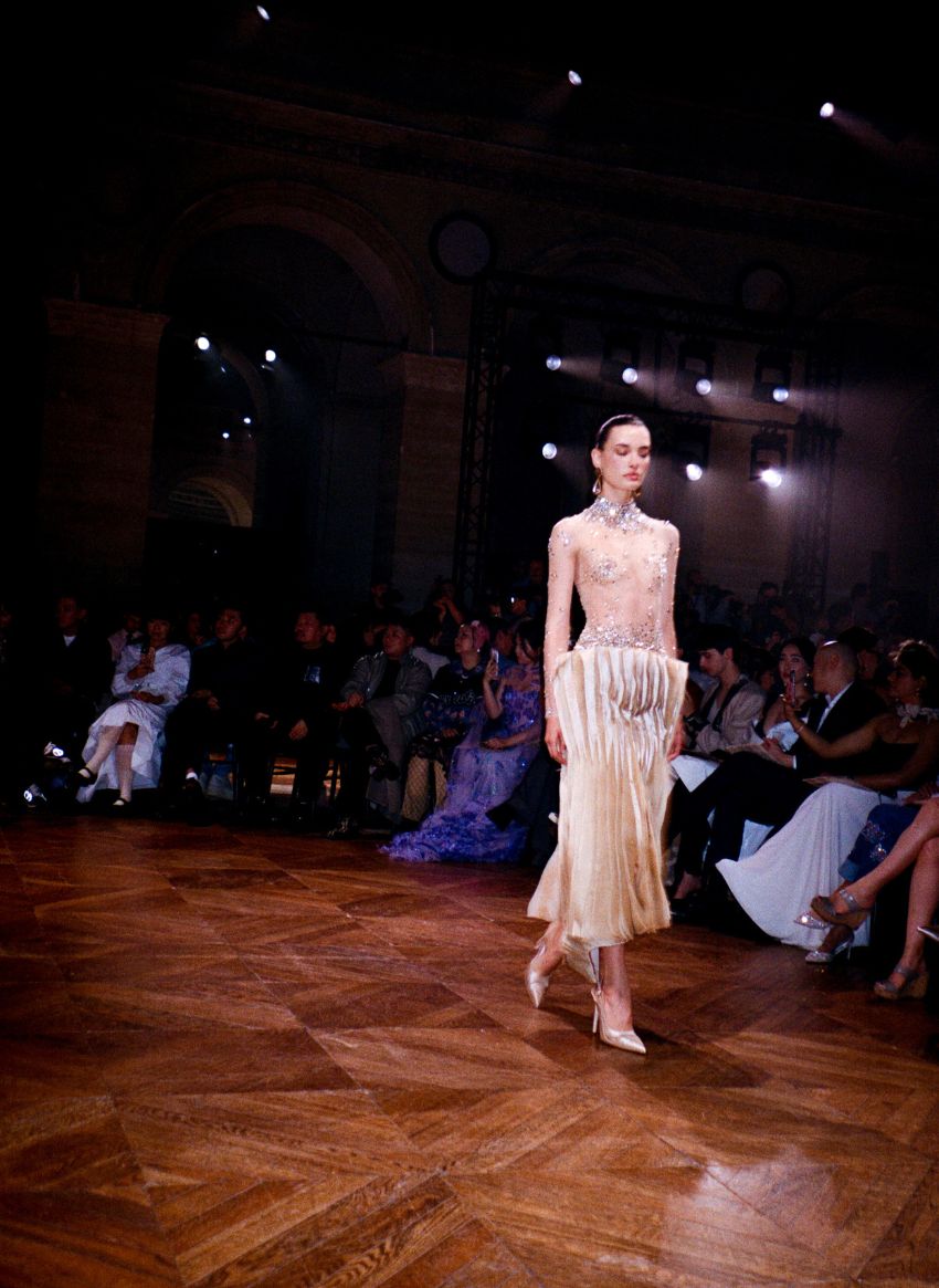 Esquerda: Georges Hobeika Haute Couture. Direita: Robert Wun Haute Couture.