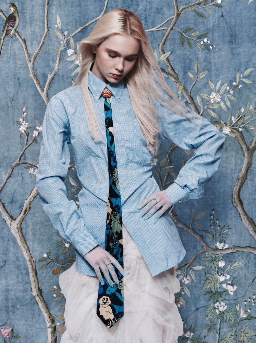 Camisa, ENRICO. COVERI. Saia, MARIACGIARA VOLPE. Gravata, ICEBERG. Luvas, anel, carteira e sapatos, tudo da produção.