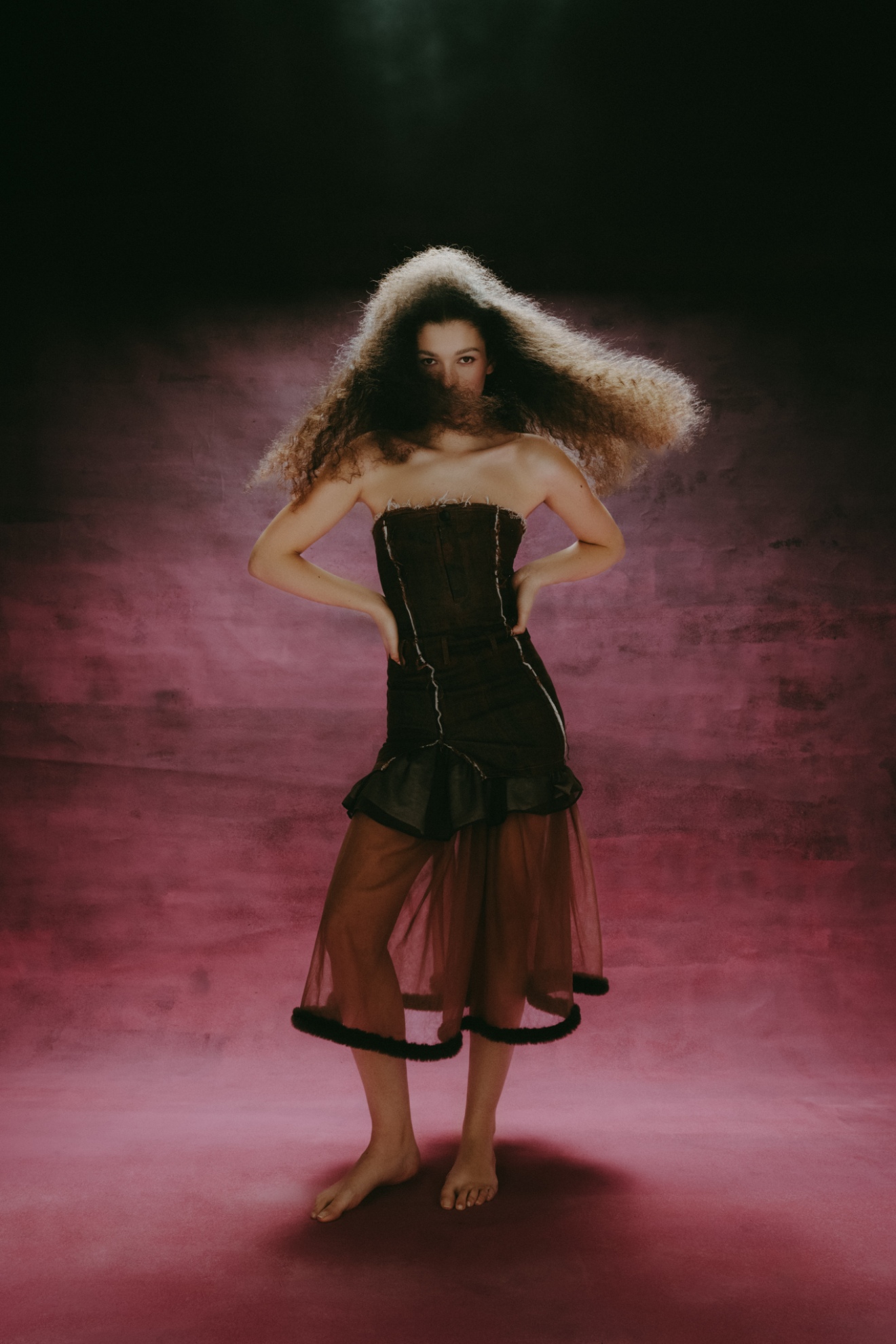 Corset e saia, PENG TAI; top, ATELIER FLORAL.